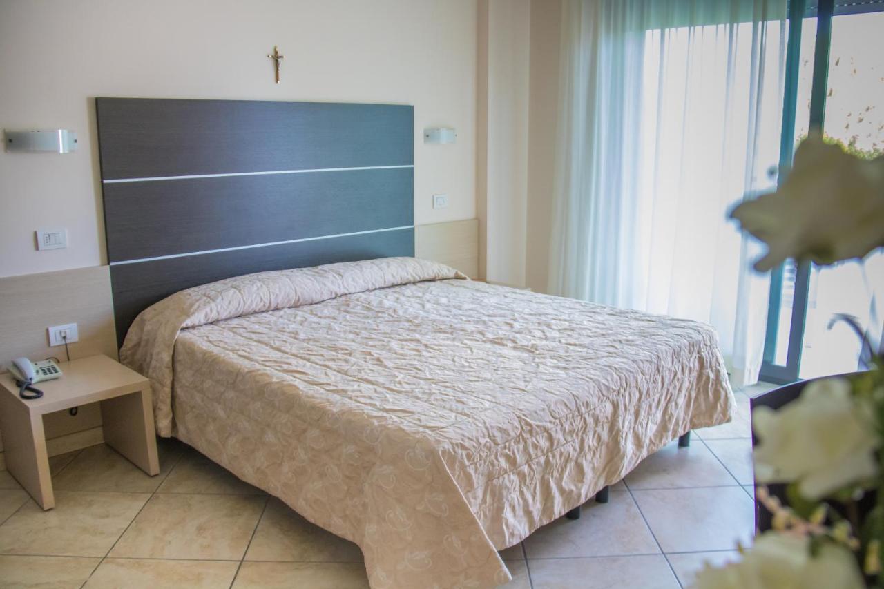 Renzo Hotel Чезенатико Экстерьер фото